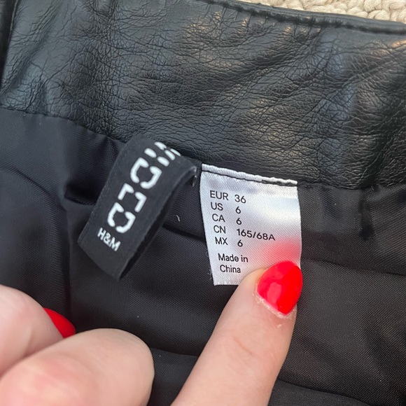 Black H & M Pleather mini skirt - Picture 3 of 4